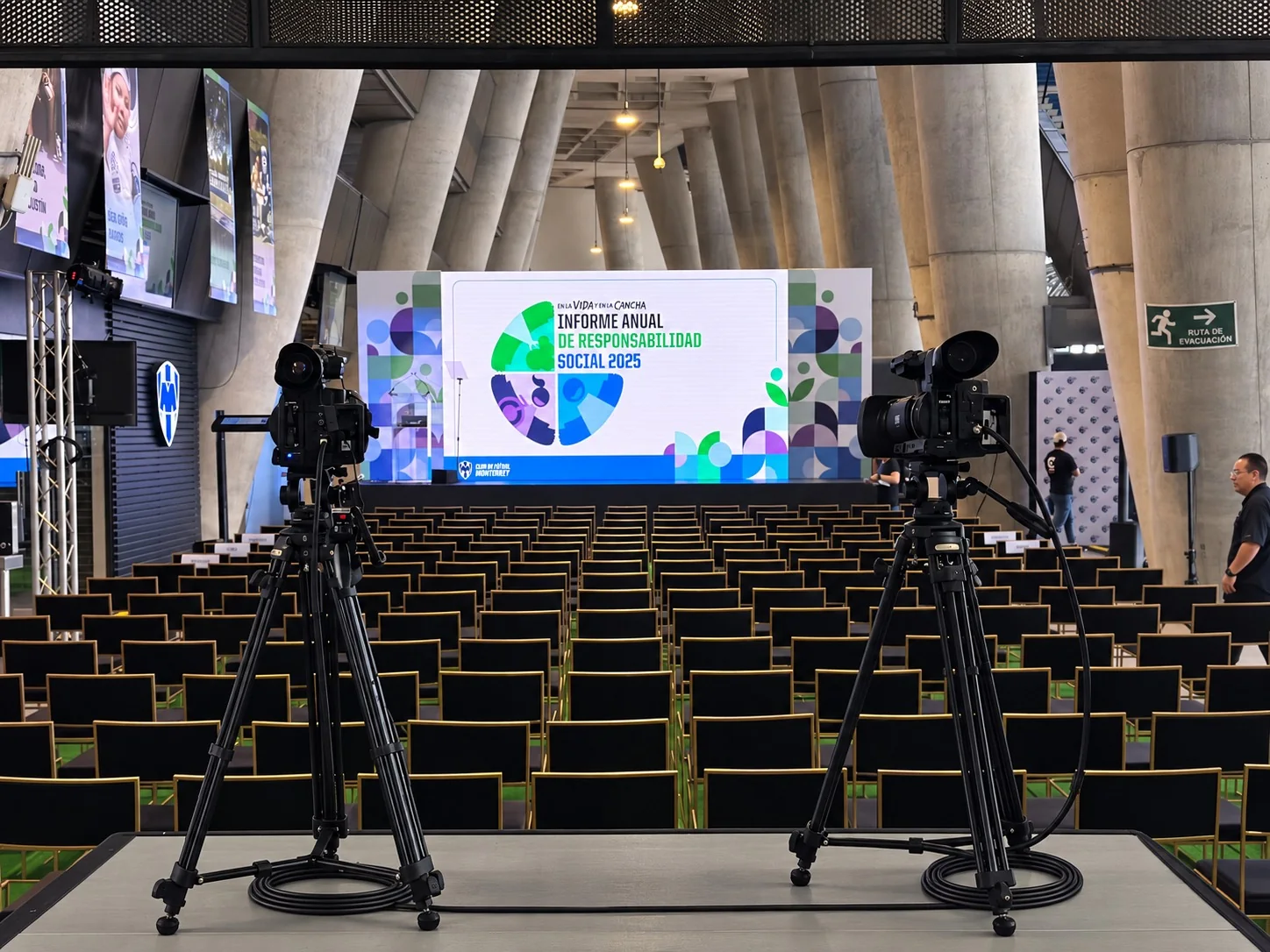 Cámaras de video en tripié para transmisión en vivo de un evento