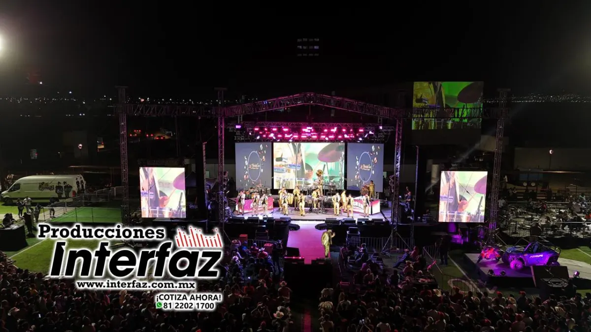 Escenario de evento con pantallas LED, audio e iluminación montados por Interfaz y alimentados con planta de luz