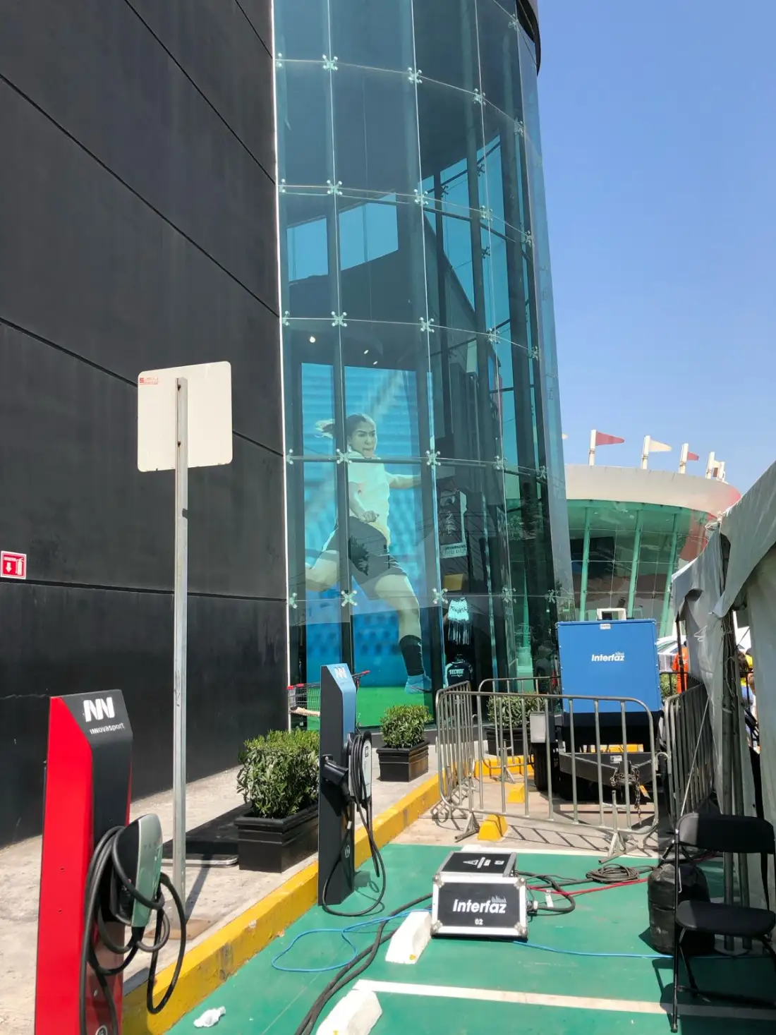 Planta de luz de respaldo en una plaza comercial durante un evento