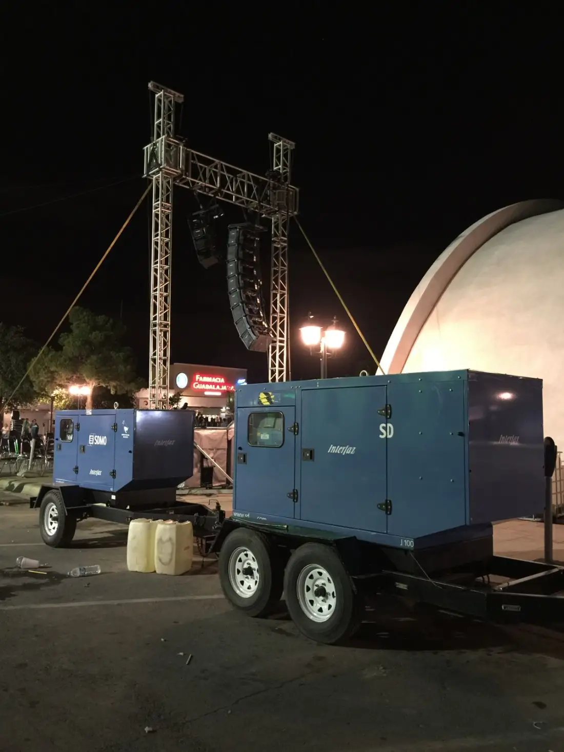 Planta de luz insonorizada sobre remolque durante el montaje de una producción en Monterrey