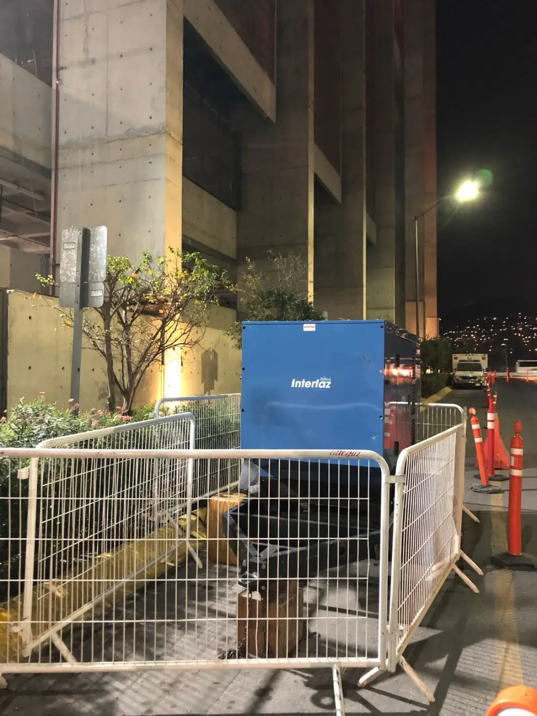 Planta de luz Interfaz delimitada con vallas en una obra urbana de noche