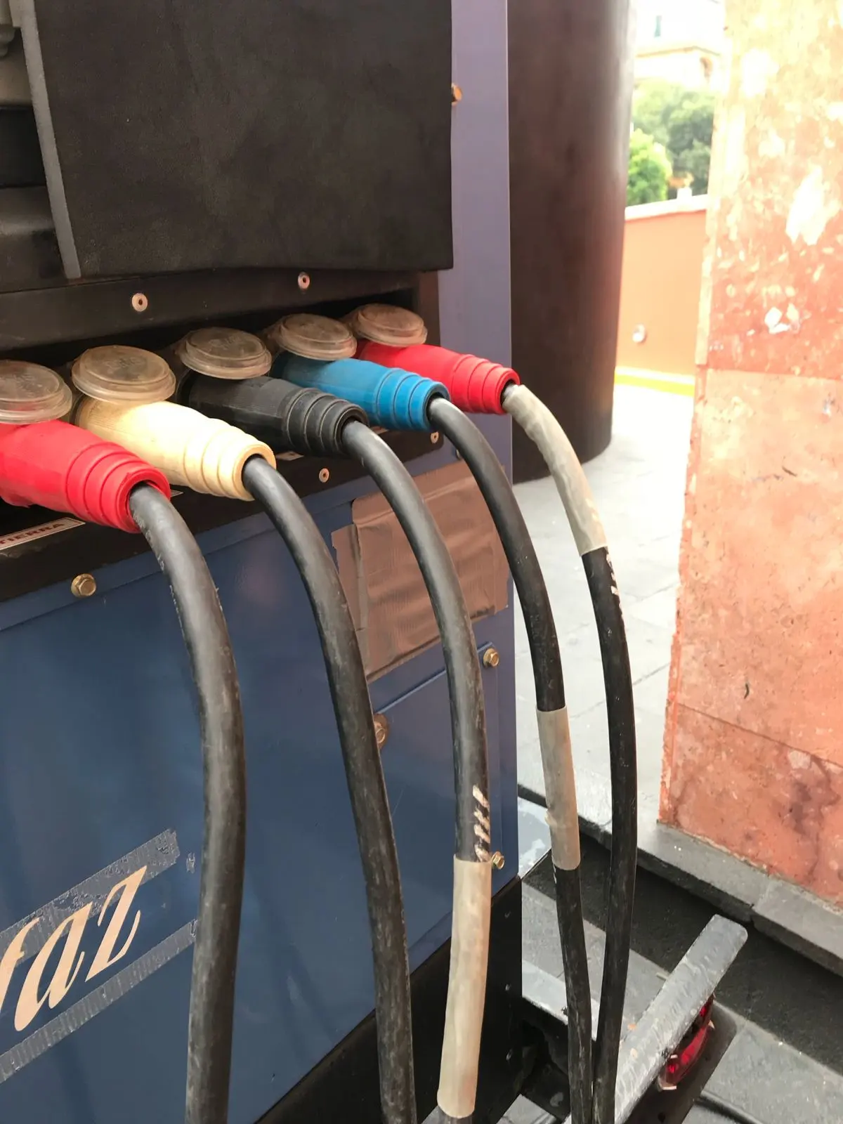 Detalle del gabinete insonorizado de una planta de luz