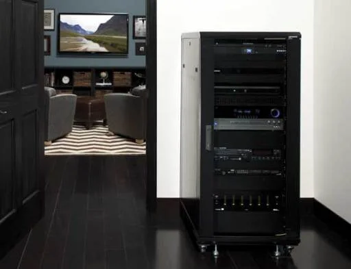 Rack Cerrado de Piso SANUS CFR2127 (135 cm)