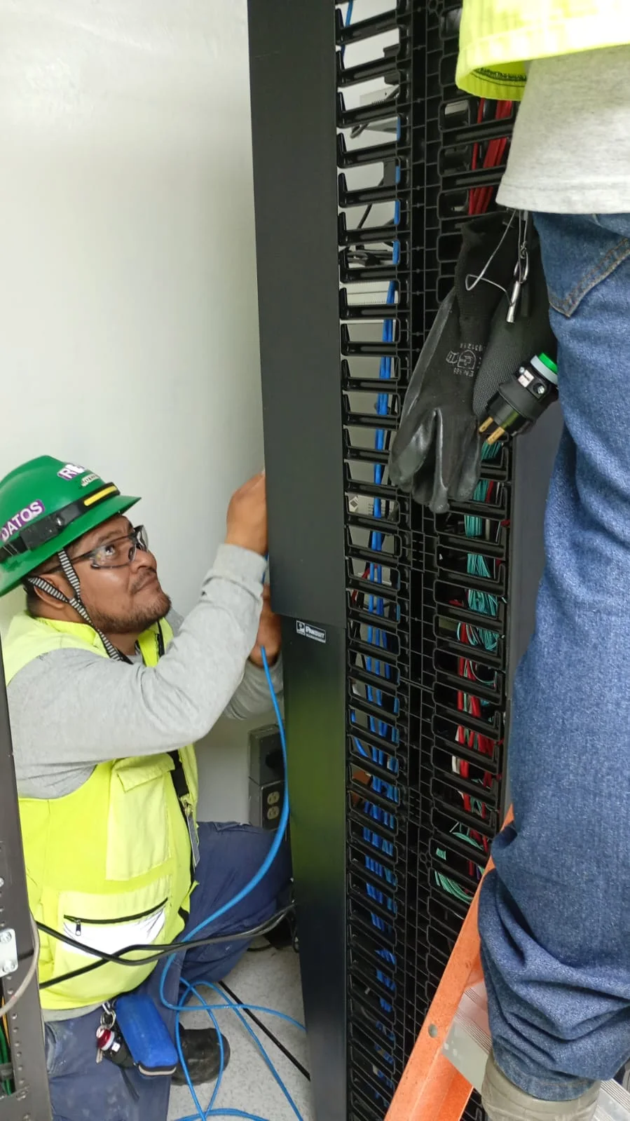 Técnico de Interfaz trabajando en el rack de un centro de datos en Monterrey