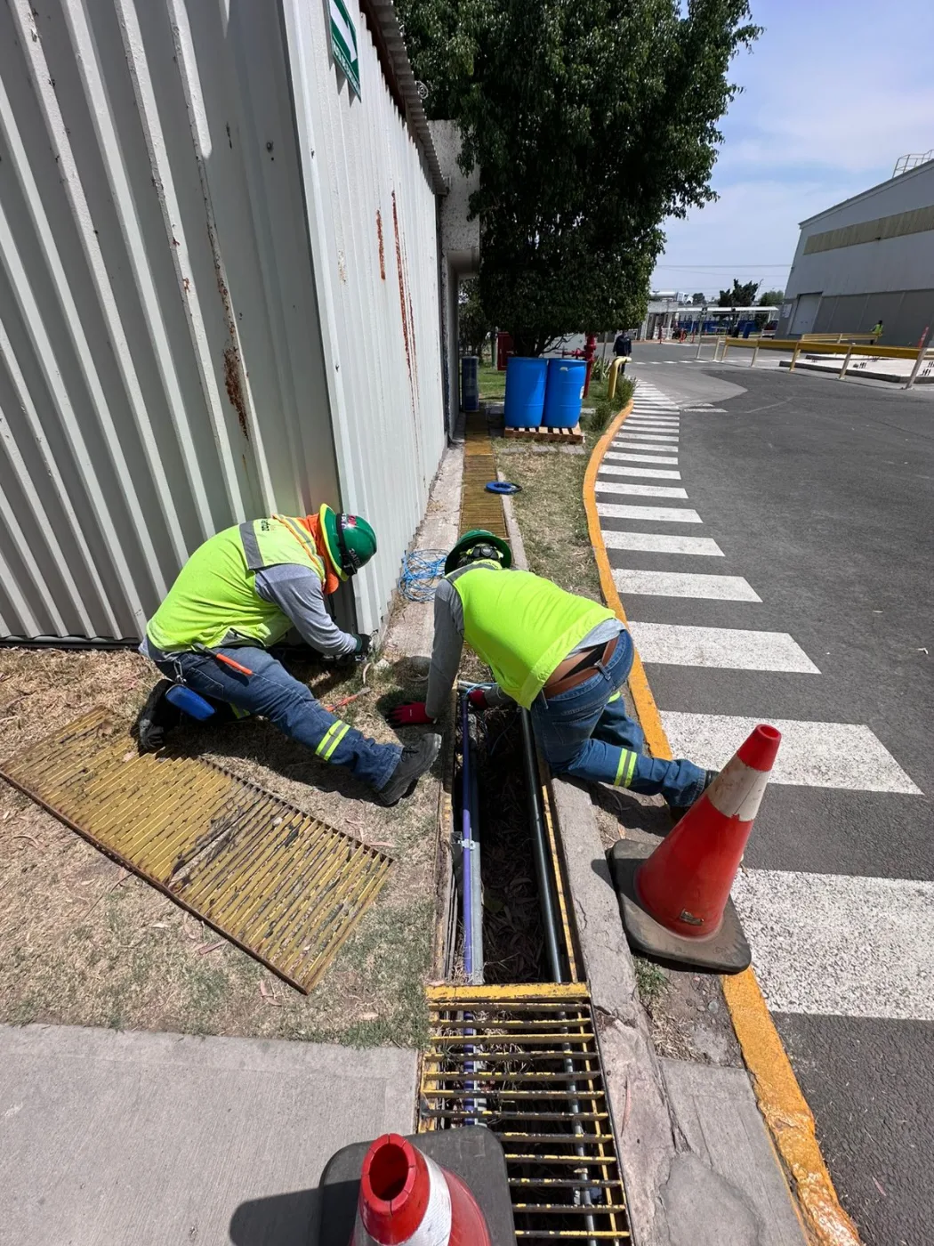 Equipo técnico de Interfaz en instalación de campo de seguridad y control de acceso en Monterrey