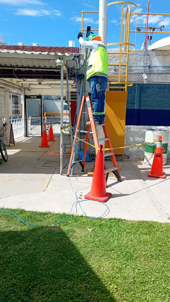 Instalación de equipo de seguridad en área exterior señalizada