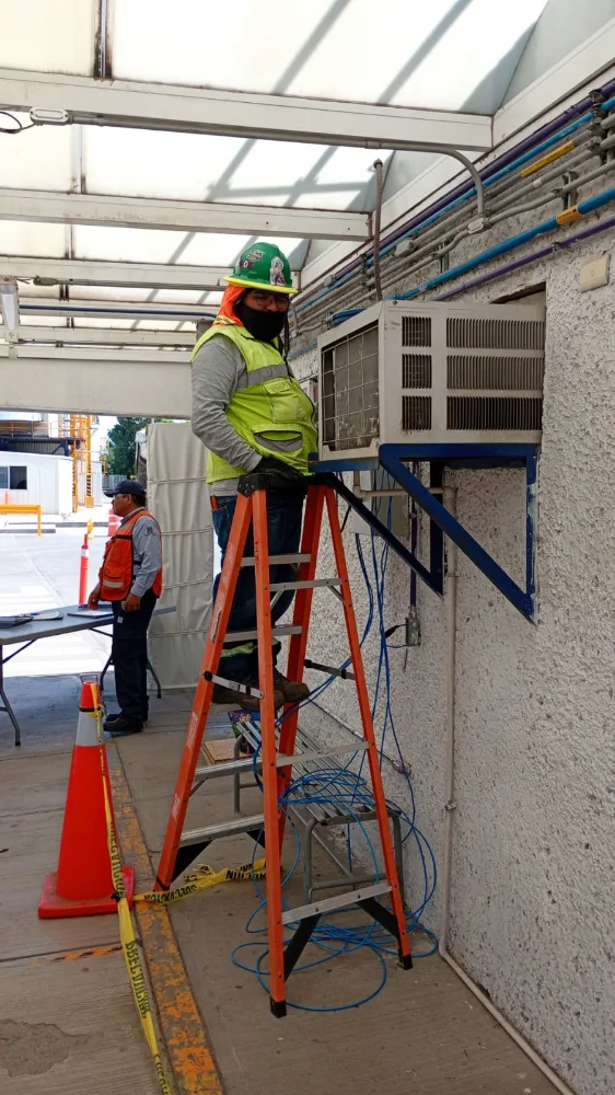 Montaje de equipo en muro exterior por personal técnico de Interfaz
