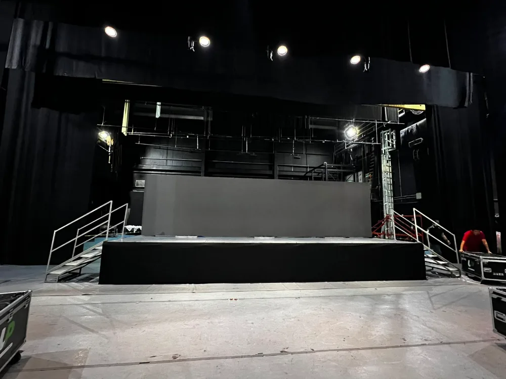 Escenario y estructura montada para evento