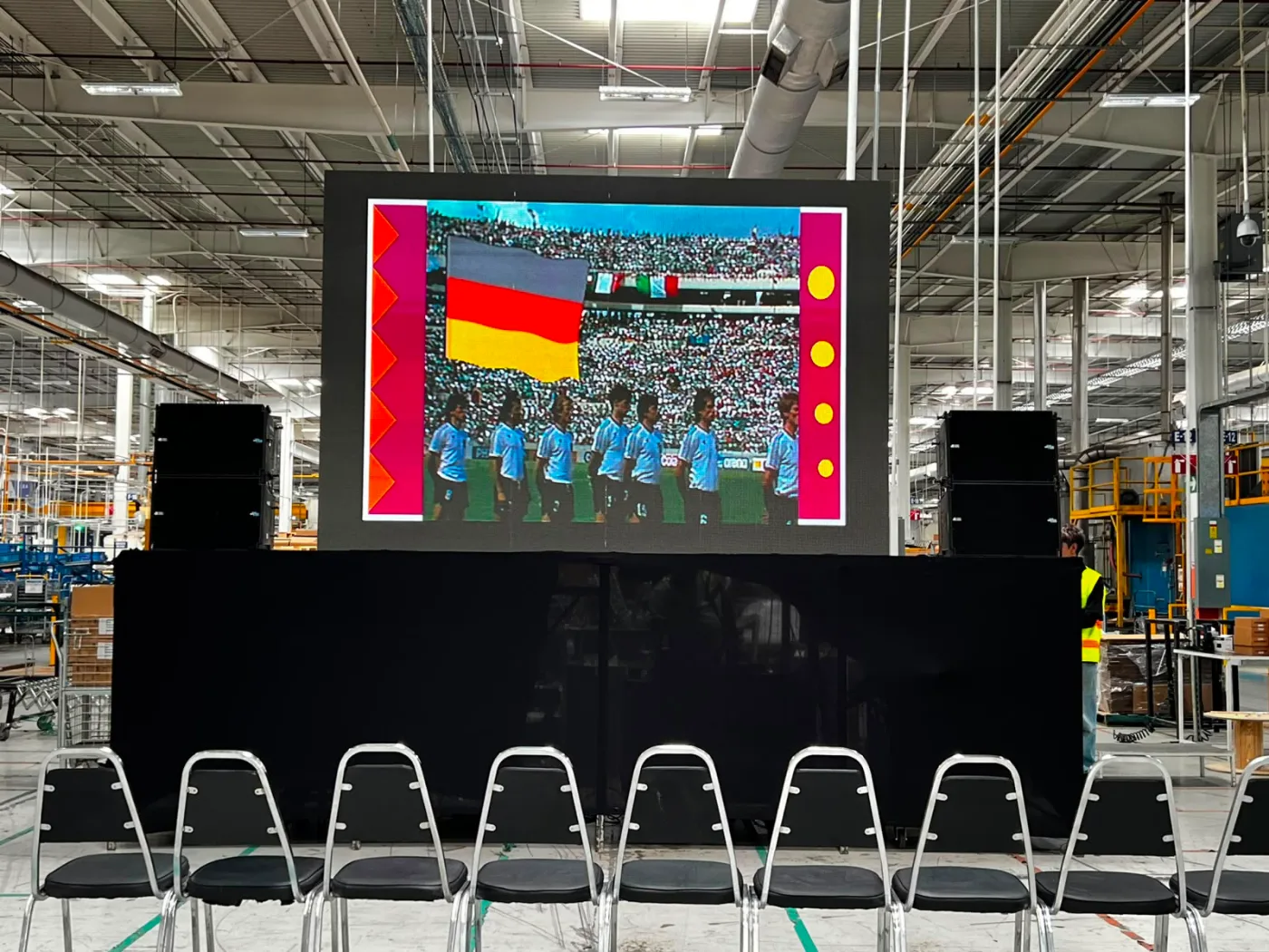Pantalla LED, audio e iluminación montados por Interfaz para un evento en Monterrey