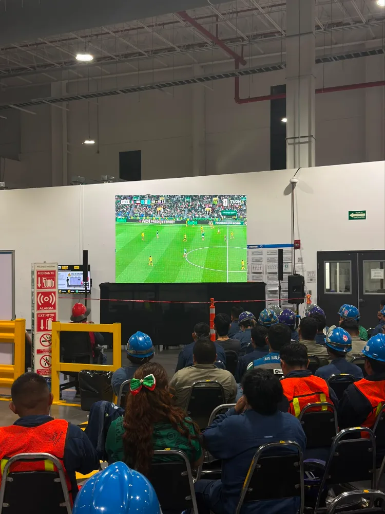 Pantalla LED de gran formato para transmisión en evento corporativo