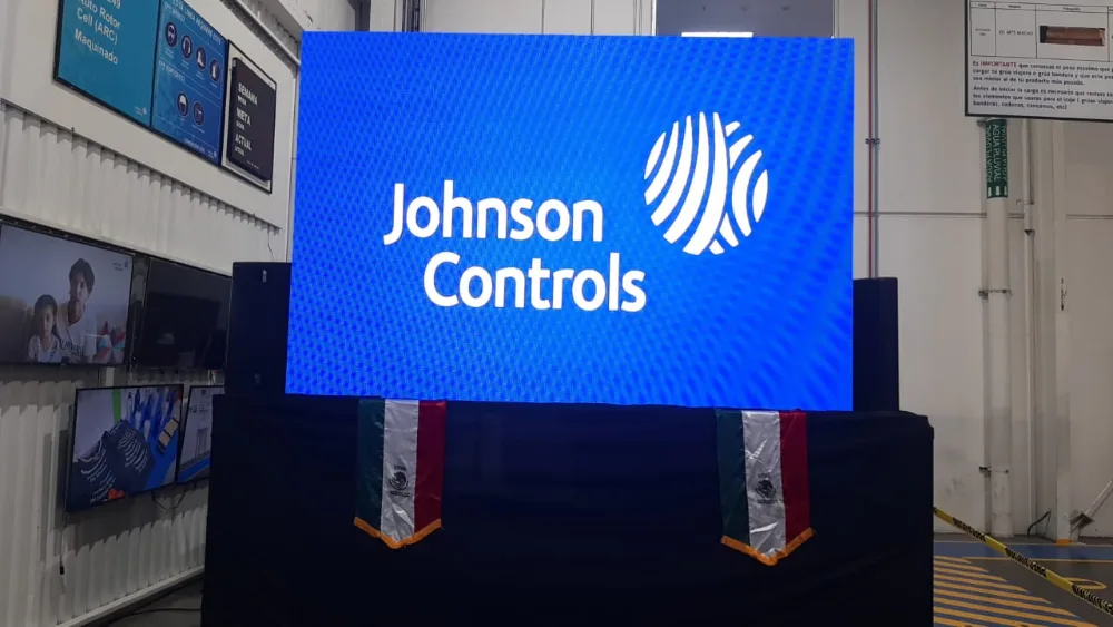 Pantalla LED con imagen institucional para evento empresarial