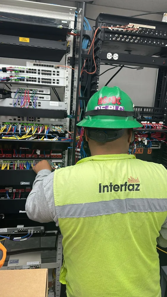 Técnico de Interfaz en el distribuidor central de una red empresarial