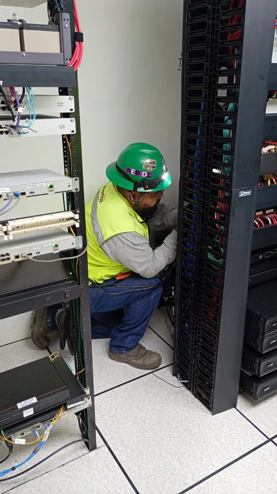 Conexión y certificación de patch panels en centro de datos