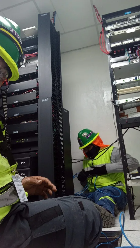 Instalación de gabinete y switches por personal técnico de Interfaz